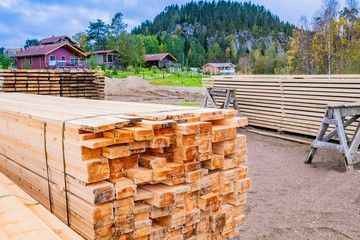 Una pila de madera colocada encima de un campo de tierra.