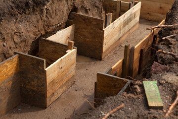 Un par de cajas de madera colocadas encima de una pila de tierra.