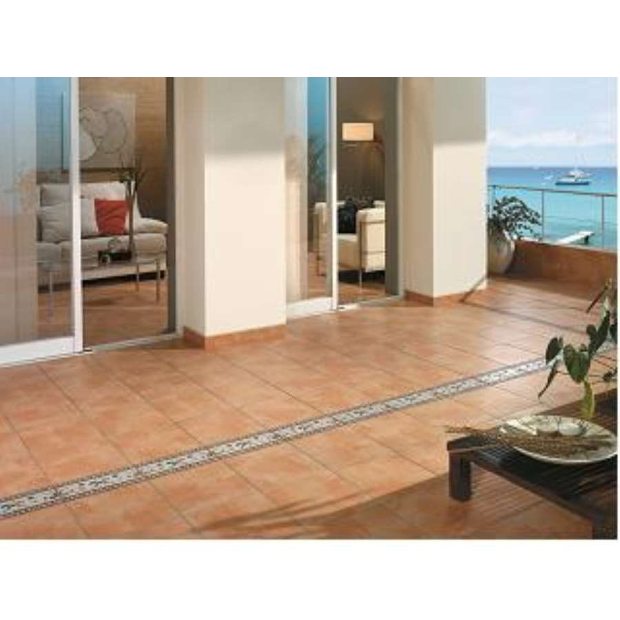 Una sala de estar con una puerta corrediza de vidrio que conduce a un balcón con vista al océano.