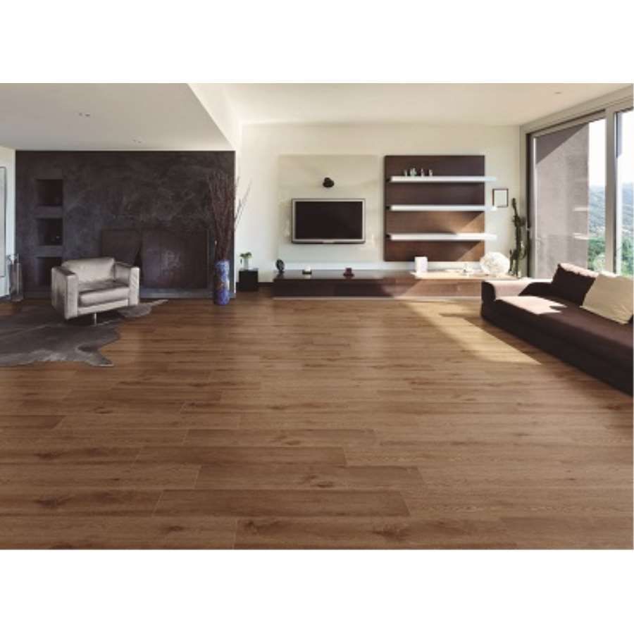 Una sala de estar con pisos de madera, un sofá, una silla y una televisión.