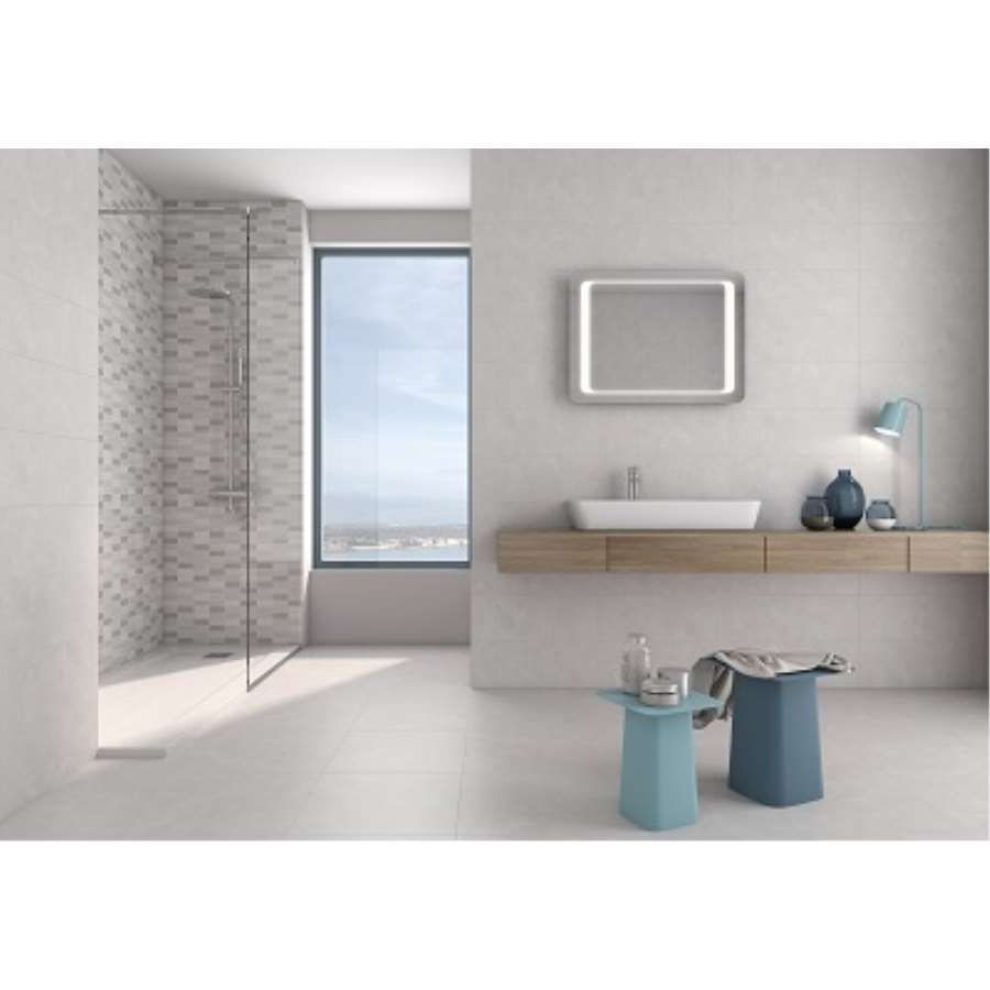 Un baño con lavabo, espejo y ducha.