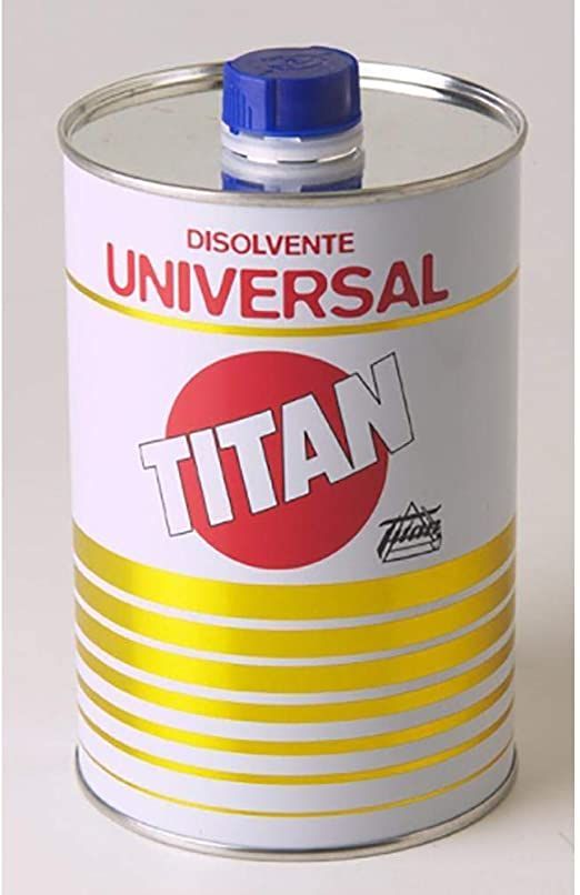 Una lata de disolvente universal titan con tapa azul