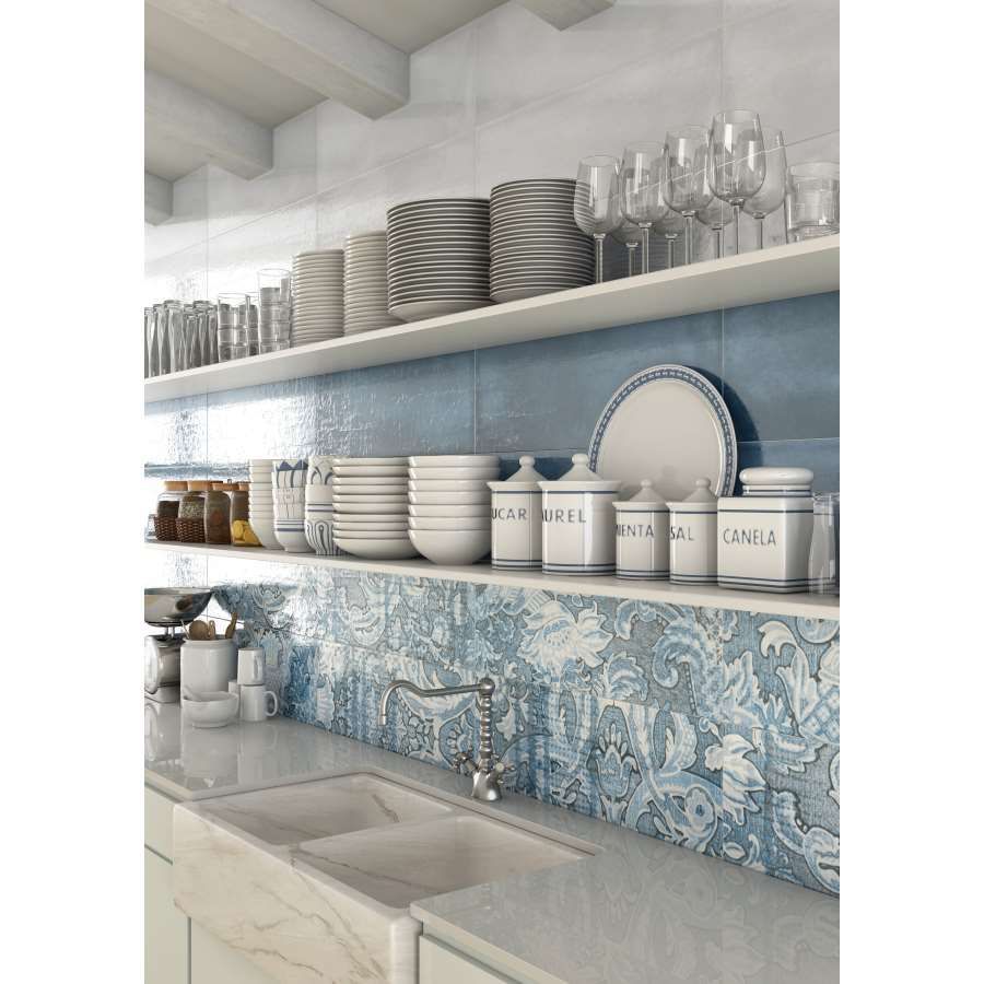 Una cocina con un fregadero y estantes llenos de platos y vasos.