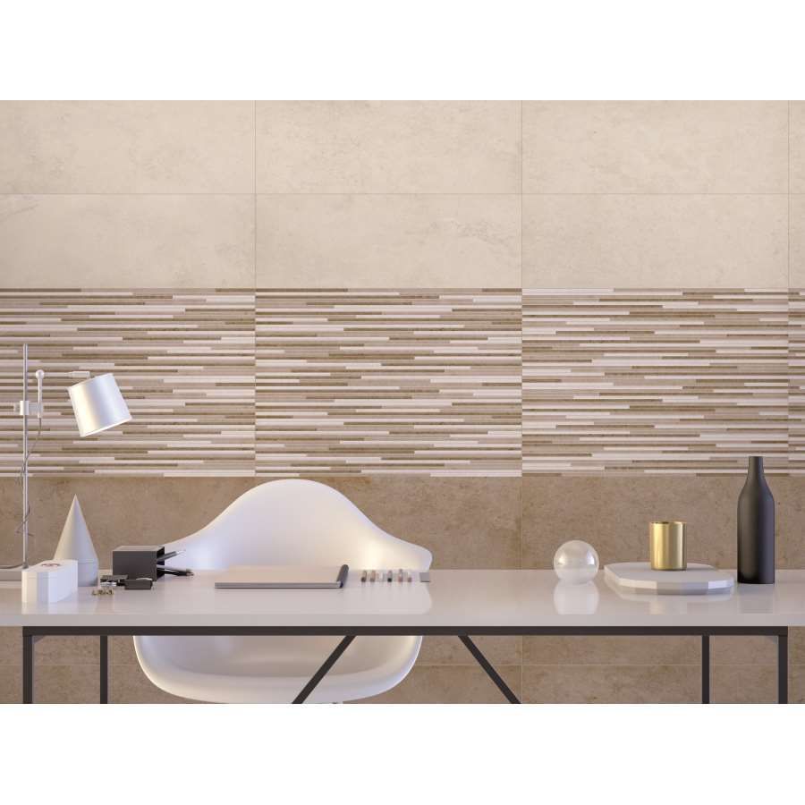 Hay un escritorio con una silla y una lámpara encima.