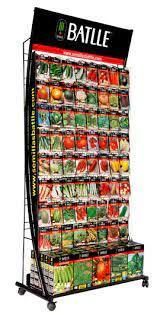 Un expositor lleno de muchos tipos diferentes de semillas.