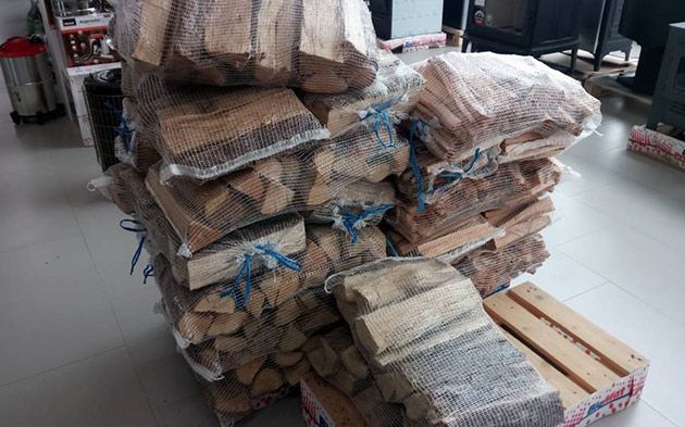 Una pila de bolsas de madera colocadas encima de una paleta de madera.
