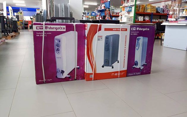 Varias cajas de calentadores están alineadas en una tienda