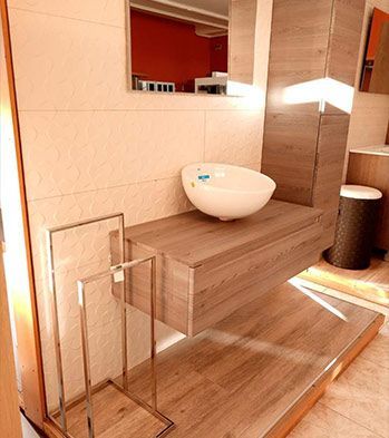 Un baño con un lavabo y un espejo en la pared.