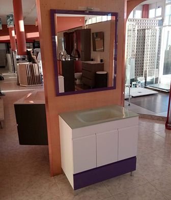 Un baño con un lavabo y un espejo en la pared.