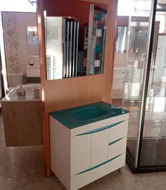 Un baño con un lavabo y un espejo en la pared.