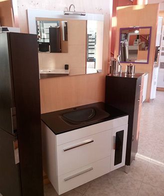 Un baño con lavabo y espejo