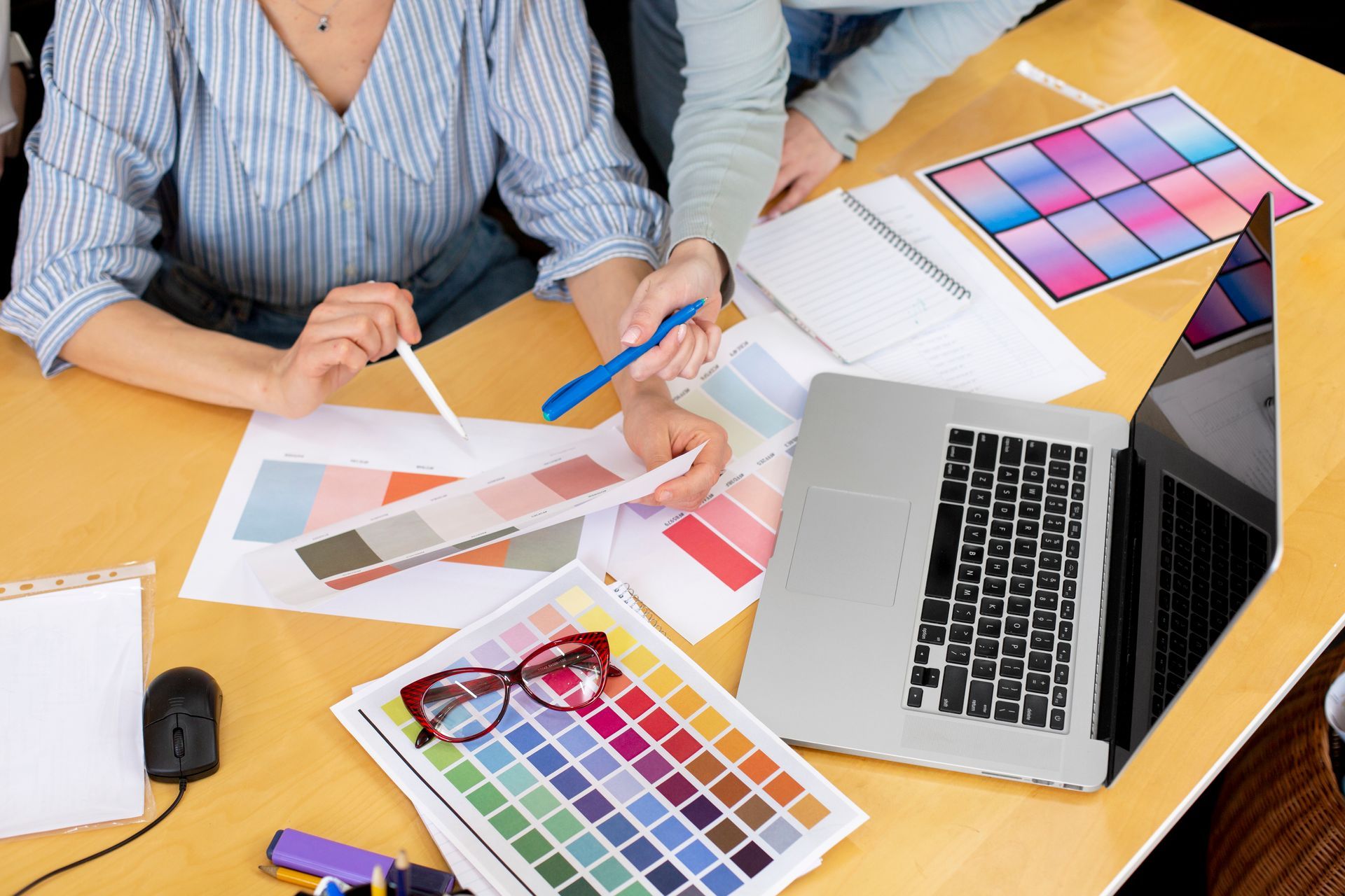 Personne discutant de choix de couleurs