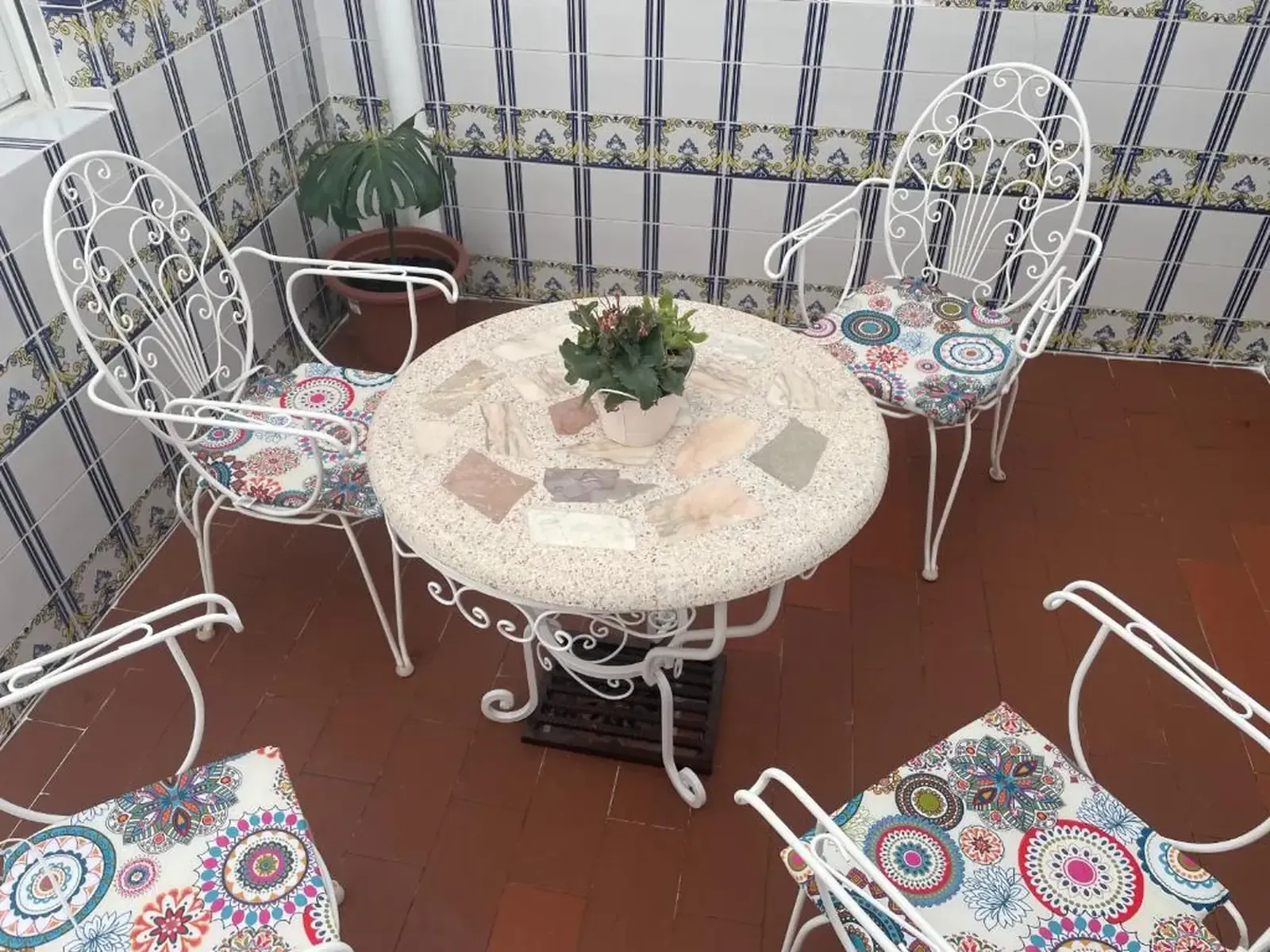 Cocina pequeña con gabinetes blancos, electrodomésticos y una ventana.