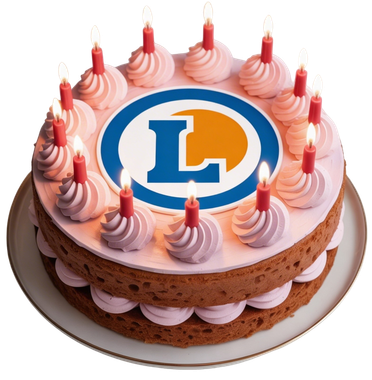 Un gâteau d'anniversaire avec 13 bougies et le logo E.Leclerc.