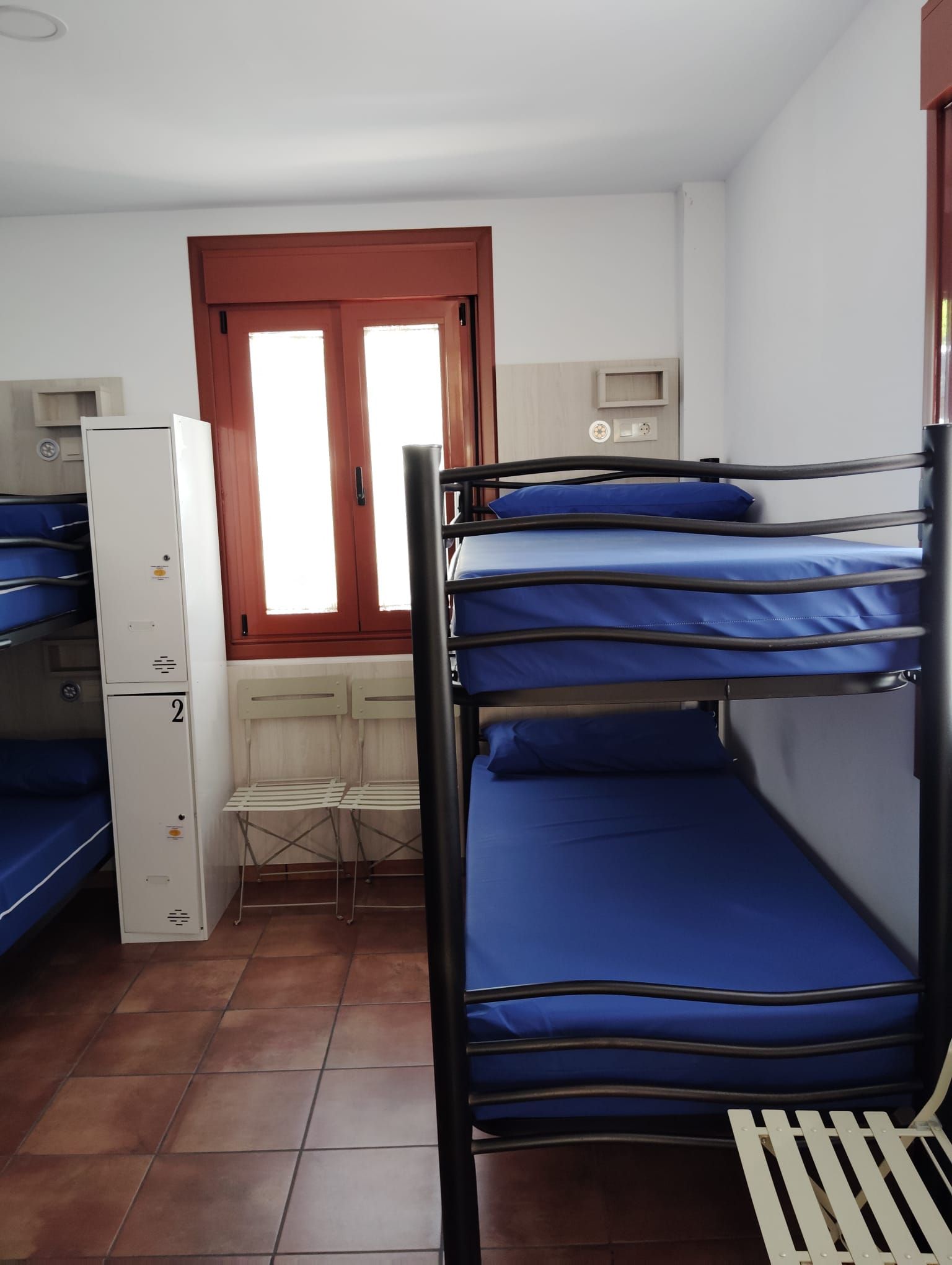 Una litera con un colchón azul en una habitación.