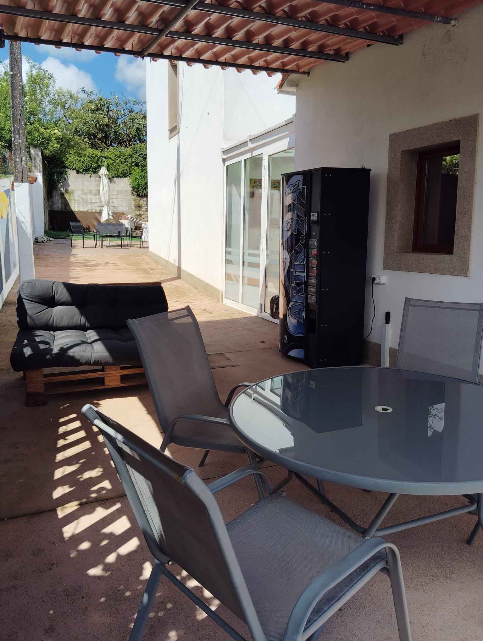 Un patio con una mesa y sillas y un sofá.
