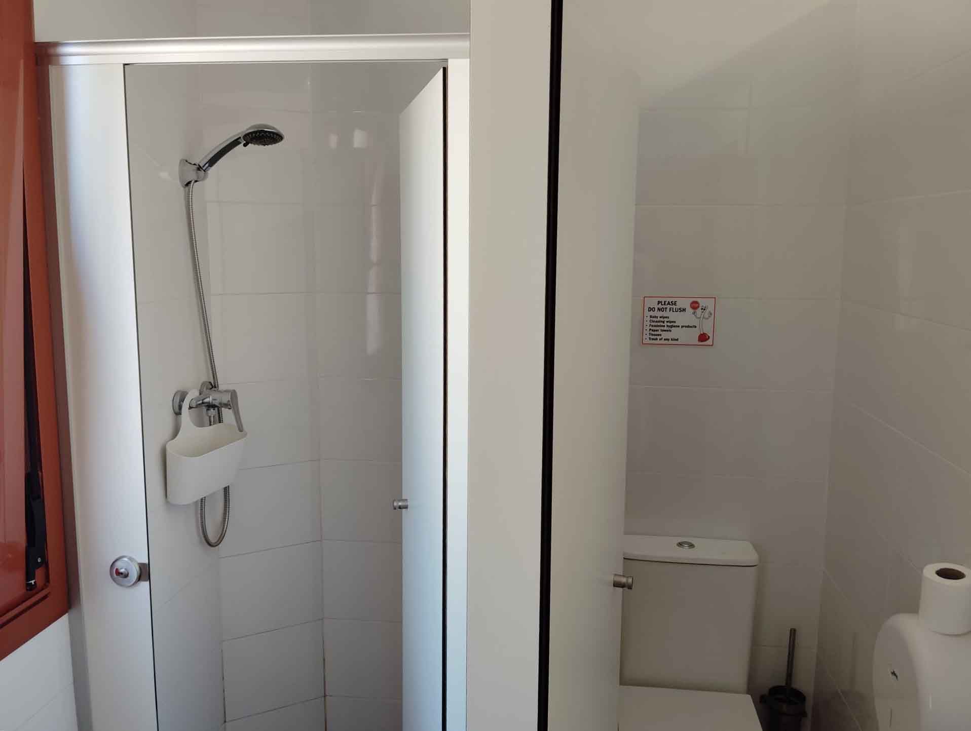 Un baño con inodoro y ducha.