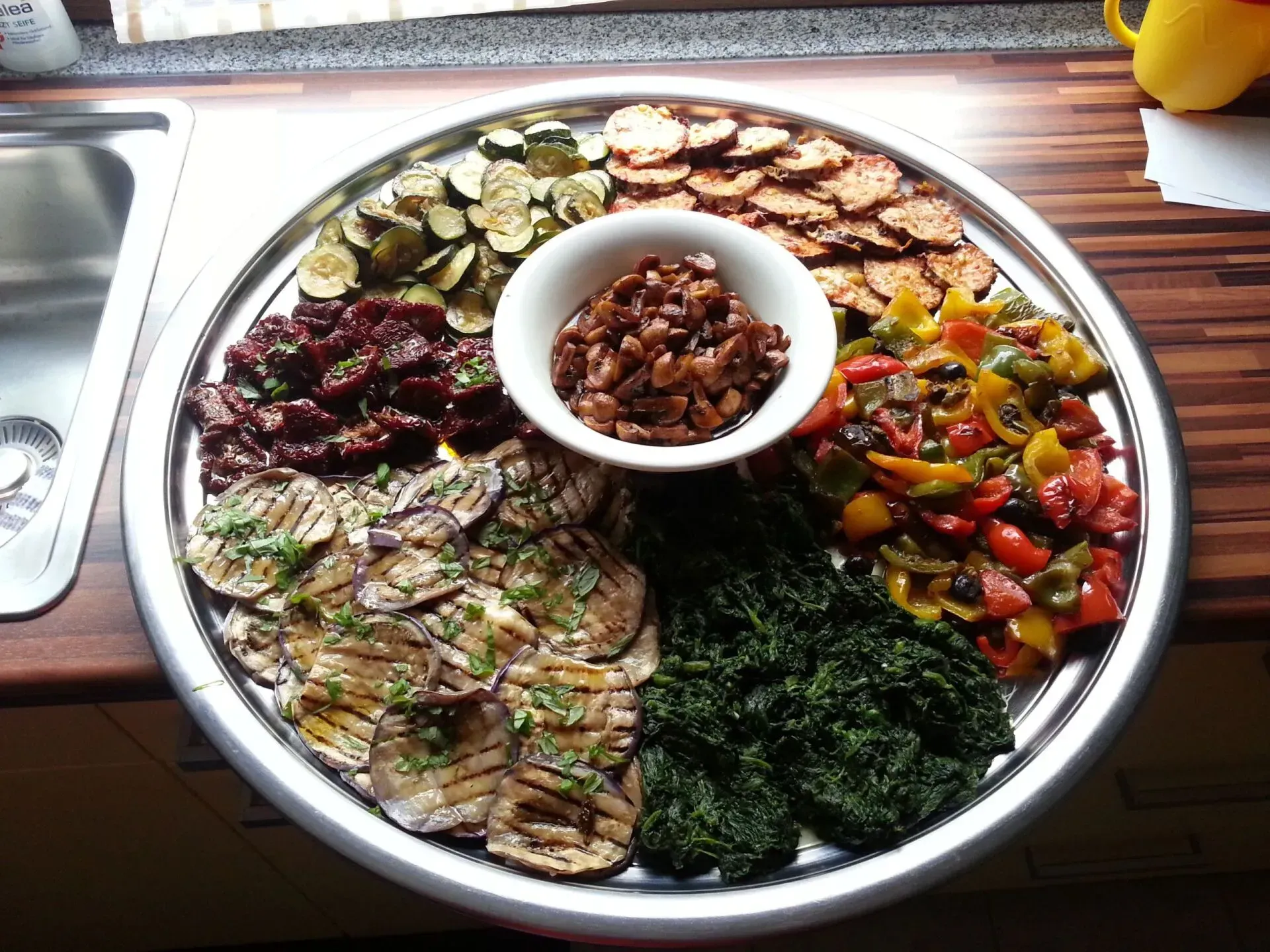 Große Platte mit Antipasti