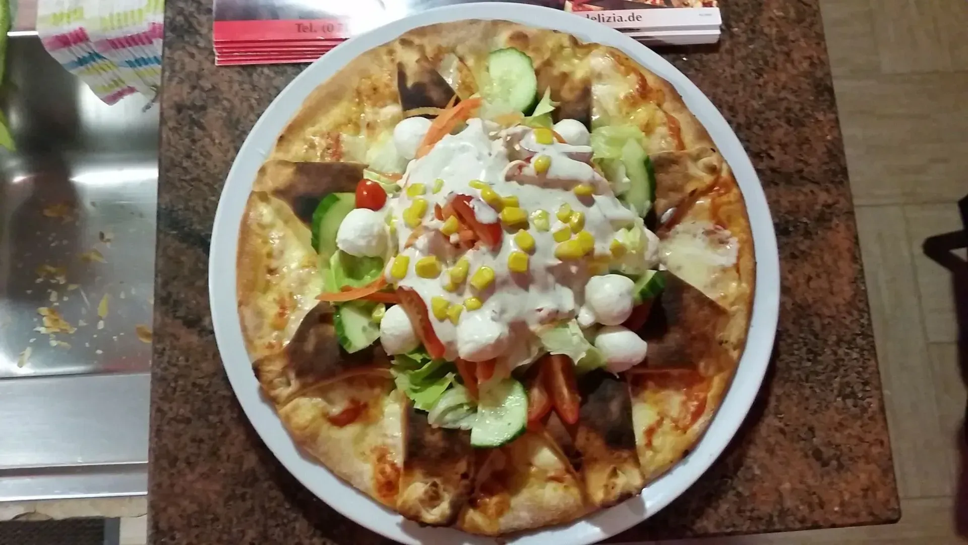 Frische Pizza mit Salat