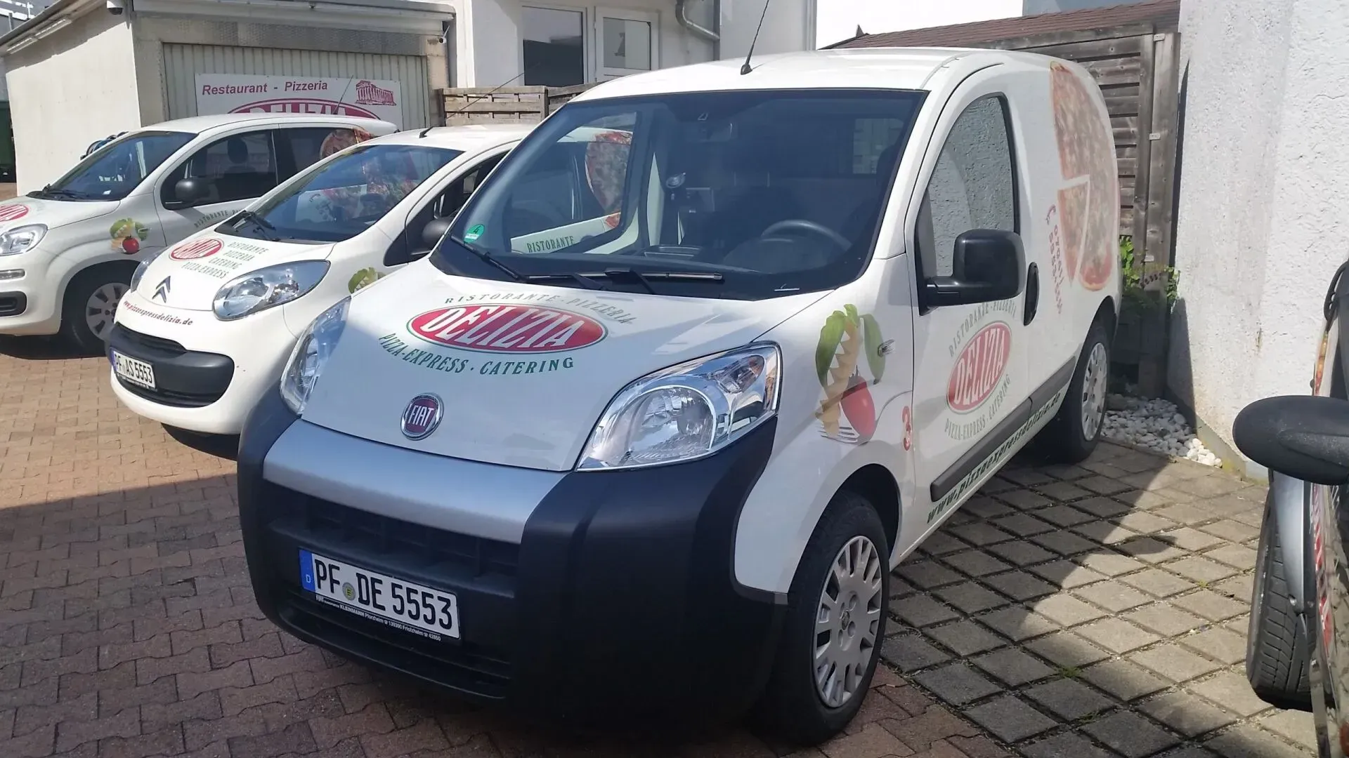 eine Reihe von Lieferwagen , die nebeneinander geparkt sind .