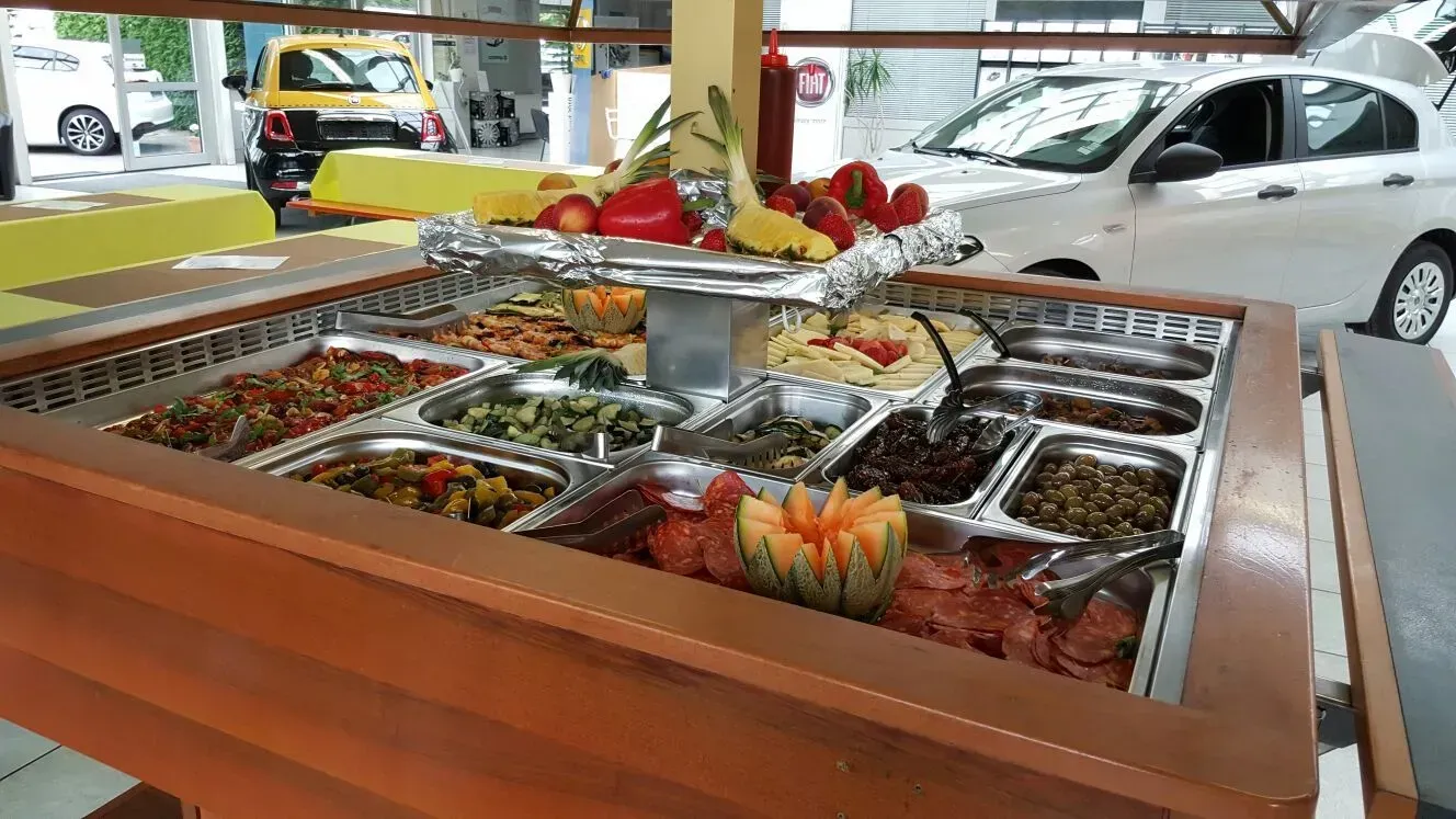 Buffet mit Salat und Antipasti