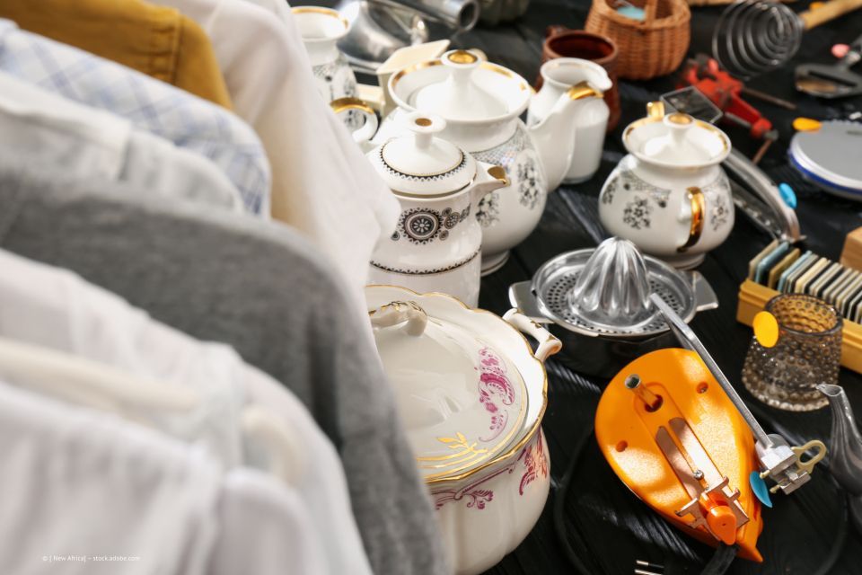 schönes Porzellan auf gedecktem Tisch