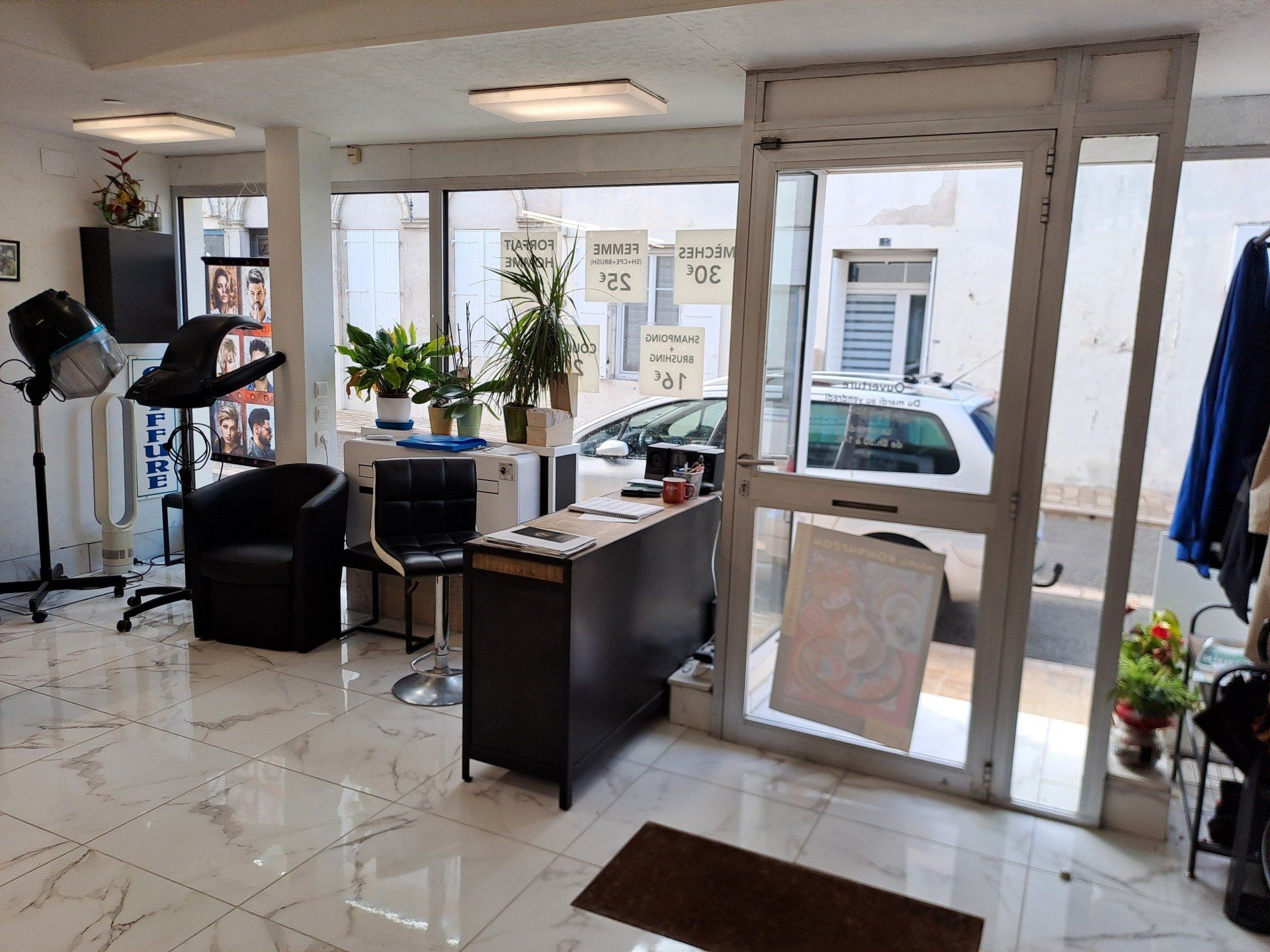 Entrée du salon de coiffure