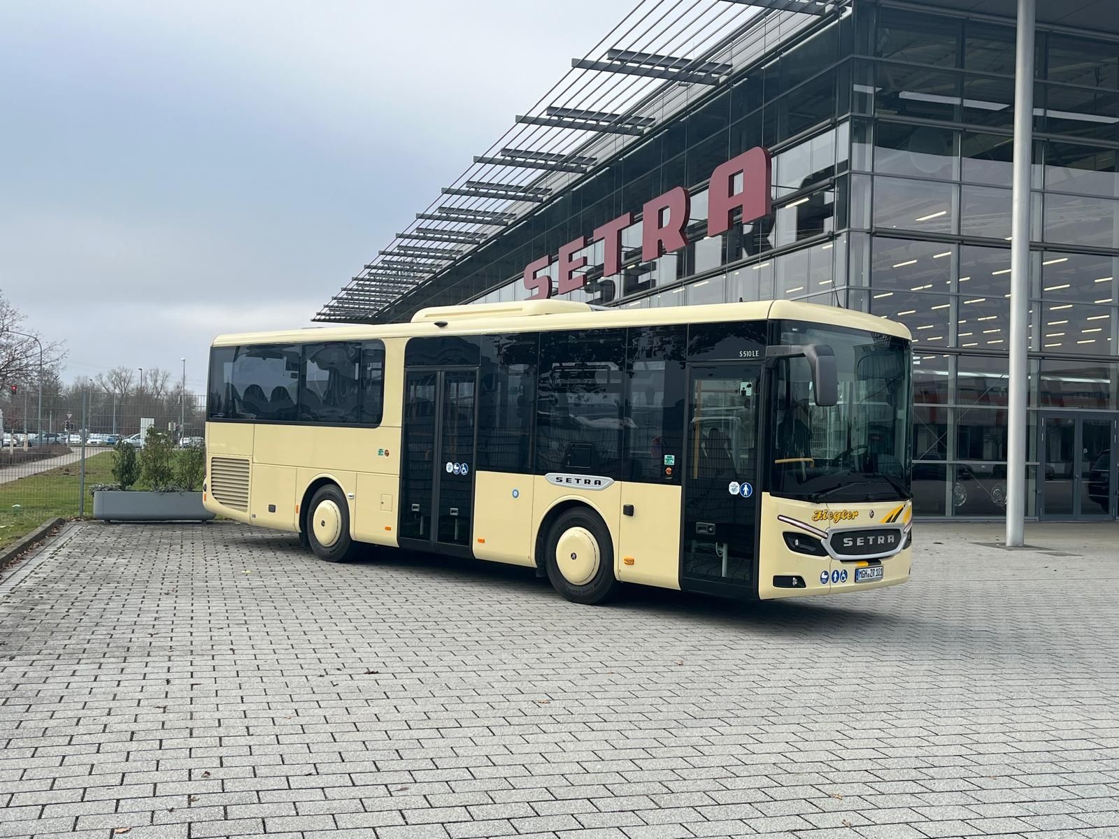 Reisebus von Ziegler Reisen steht vor dem Gebäude von Setra in Ulm Reisebus von Ziegler Reisen steht vor dem Gebäude von Setra in Ulm