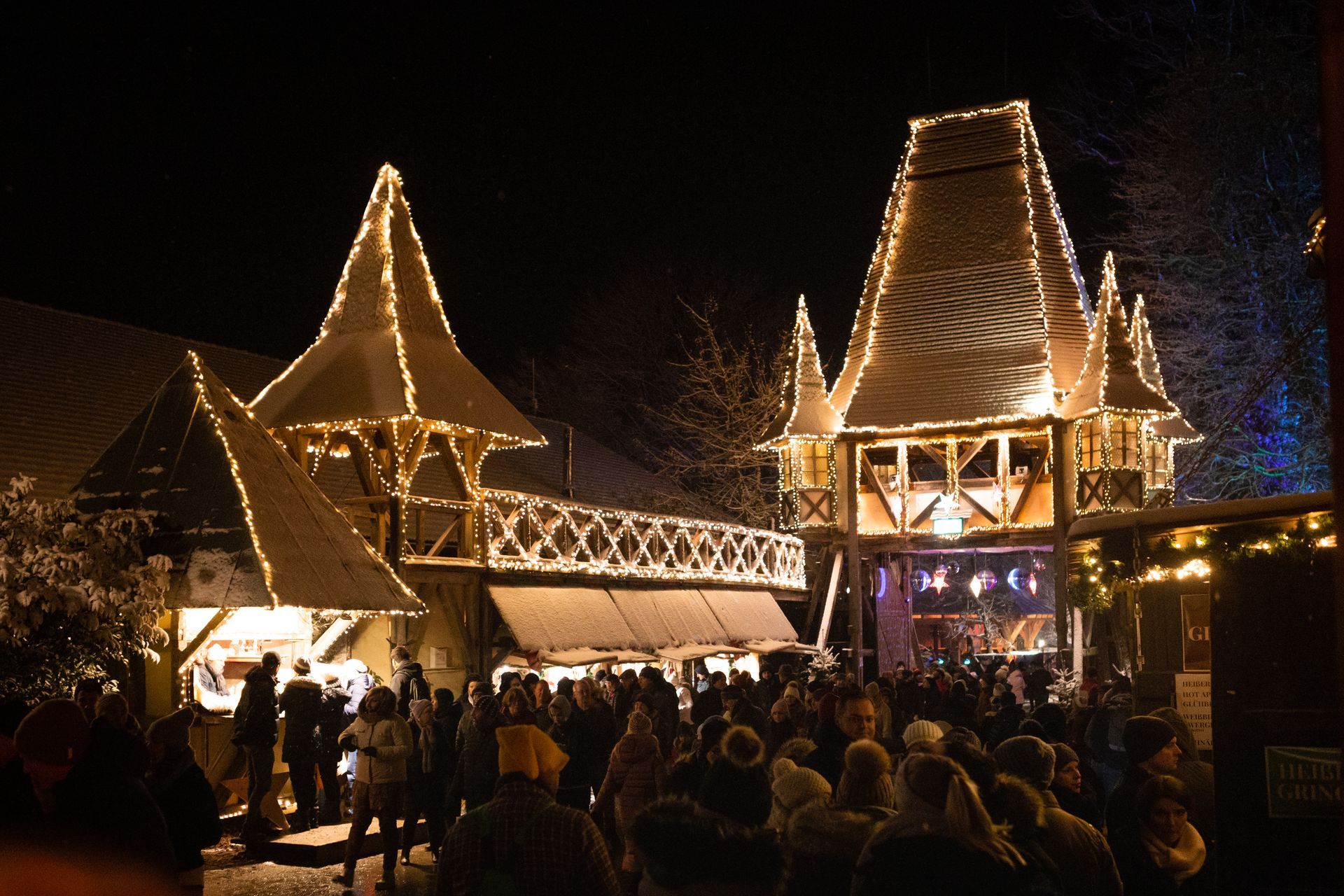 Beleuchteter Weihnachtsmarkt beim Schloss Kaltenberg