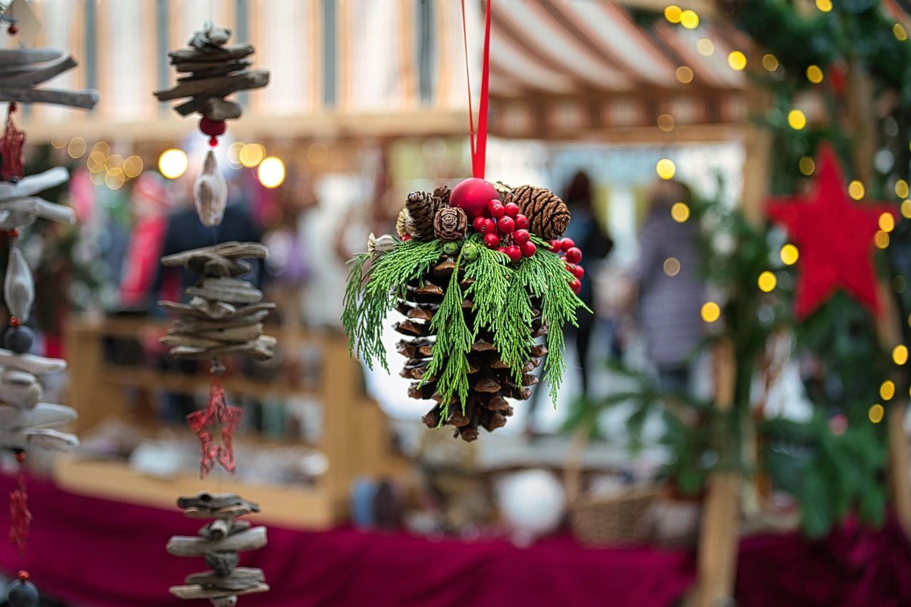 Weihnachtsdeko auf dem Weihnachtsmarkt in Schweinfort