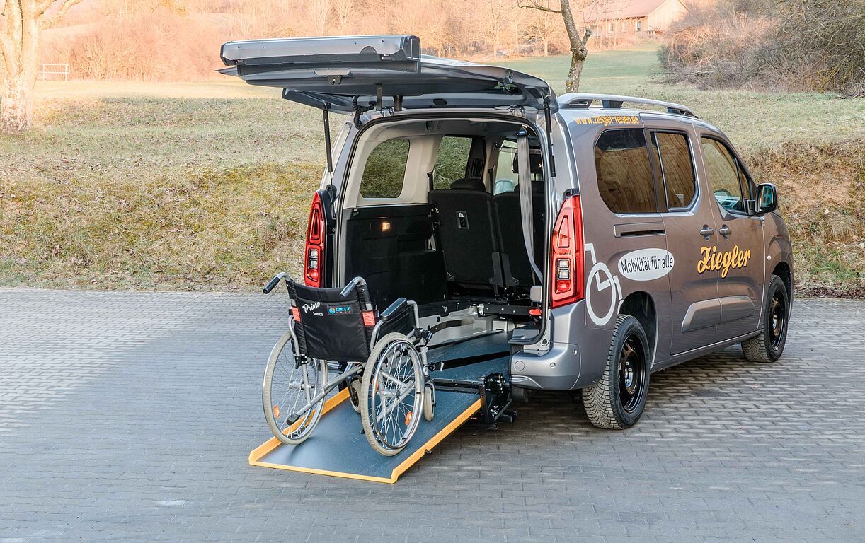 Opel Combo Life mit Rollstuhlrampe Ziegler Reisen GmbH & Co.KG