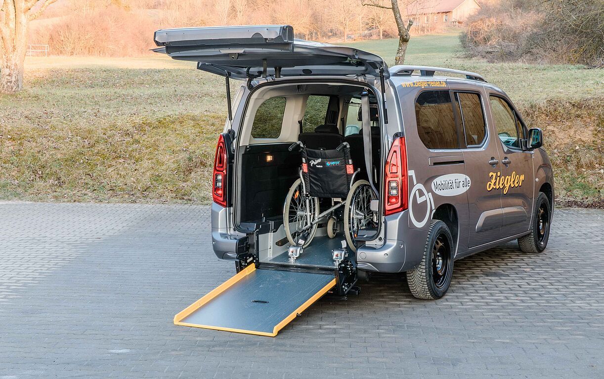 Opel Combo Life mit Rollstuhlrampe Ziegler Reisen GmbH & Co.KG