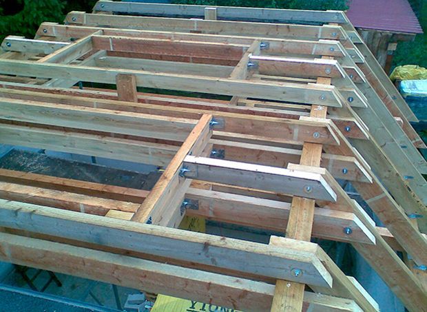 Im Bau befindliche hölzerne Dachstühle.