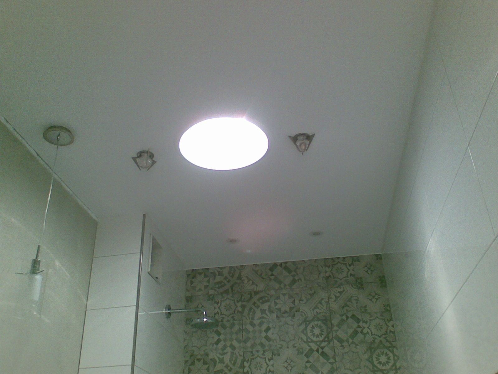 Weiße Akustikpaneele sind an einer weißen Decke über den Fenstern angebracht.