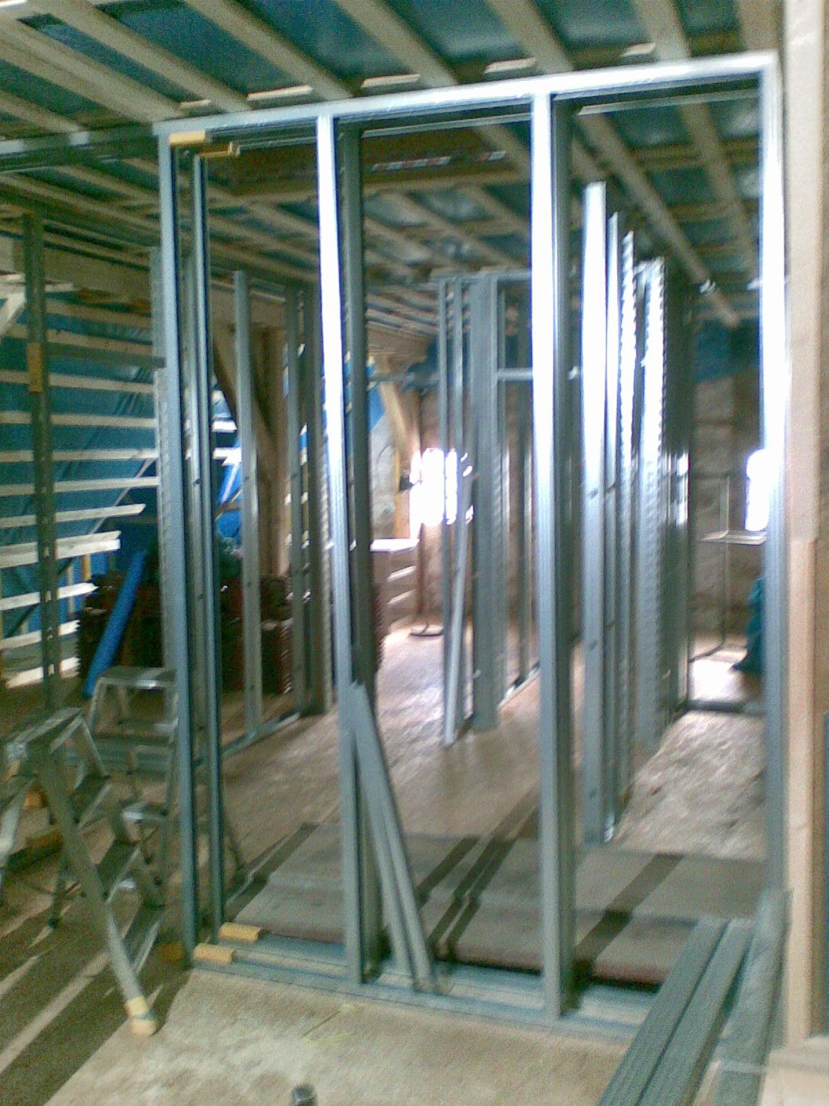 Metallrahmenkonstruktion der Innenwände in einem im Bau befindlichen Gebäude.