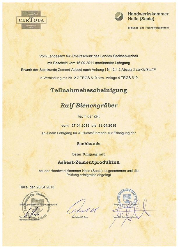 Teilnahmebescheinigung für Ralf Bienengräber an der Schulung „Asbest-Zementprodukte“. Datiert 27.04.2015, mit Siegeln und Unterschriften.