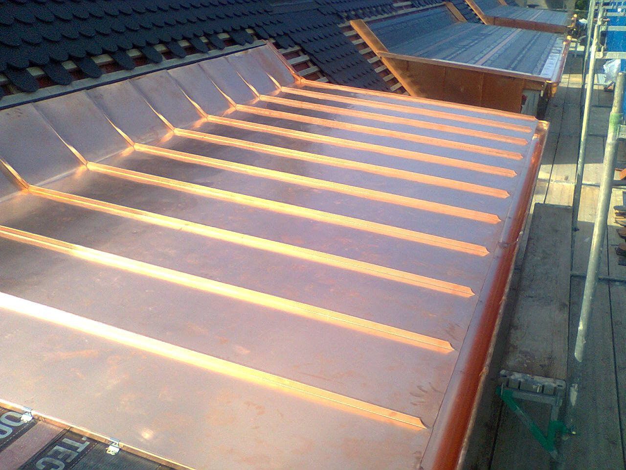 Kupferdach mit Stehfalzkonstruktion im Bau.