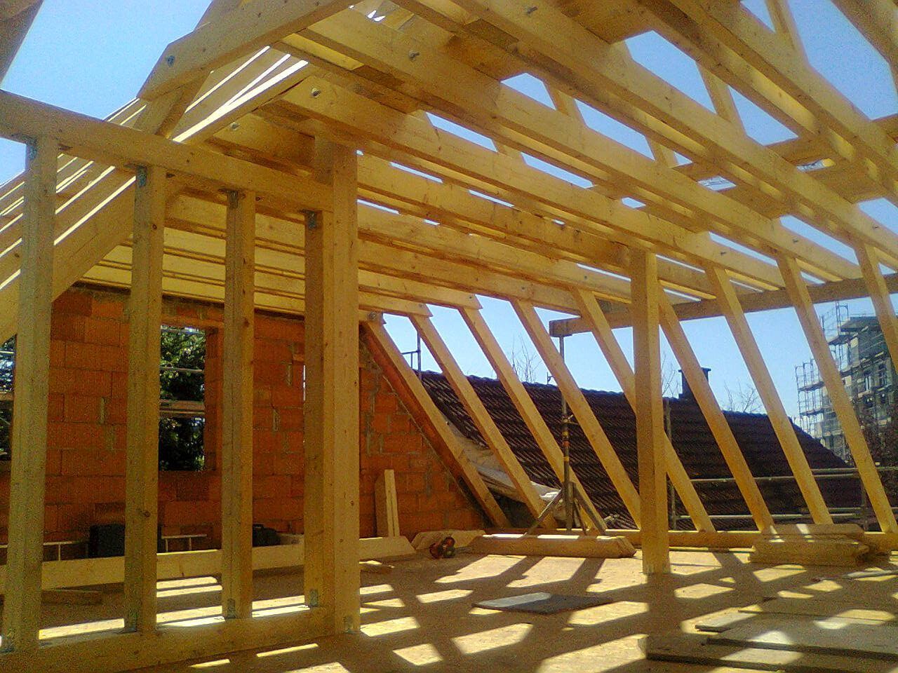 Die hölzerne Dachkonstruktion befindet sich im Bau, gesehen von der Innenseite des Gebäudes.