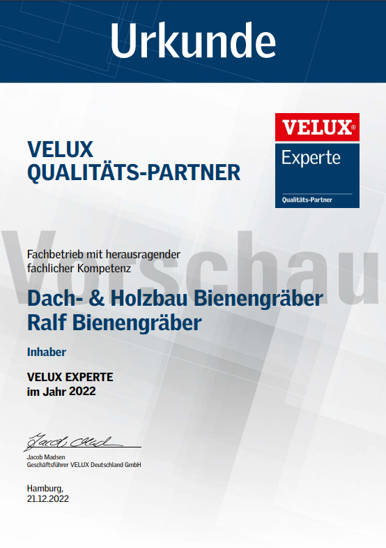 Zertifikat für Dach- & Holzbau Bienengräber, einem VELUX Qualitätspartner. Es trägt den VELUX-Expertentitel für 2022.