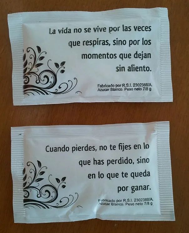 Dos sobres de azúcar con citas en español: