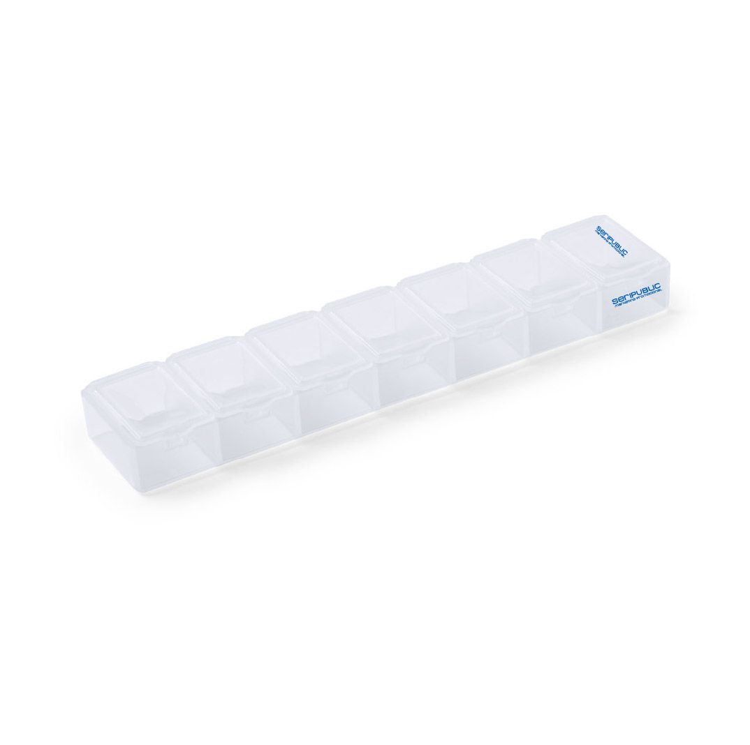 Pastillero de siete días de plástico transparente, con compartimentos individuales etiquetados en azul.