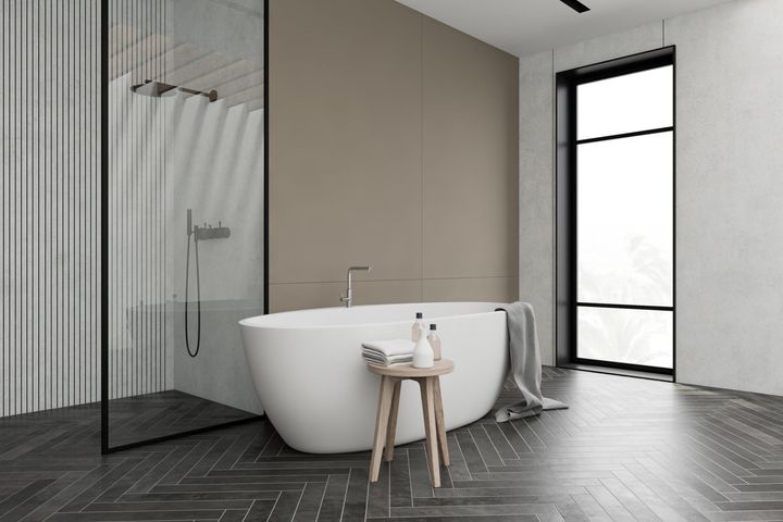 Salle de bains design avec douche à l'italienne et baignoire posée