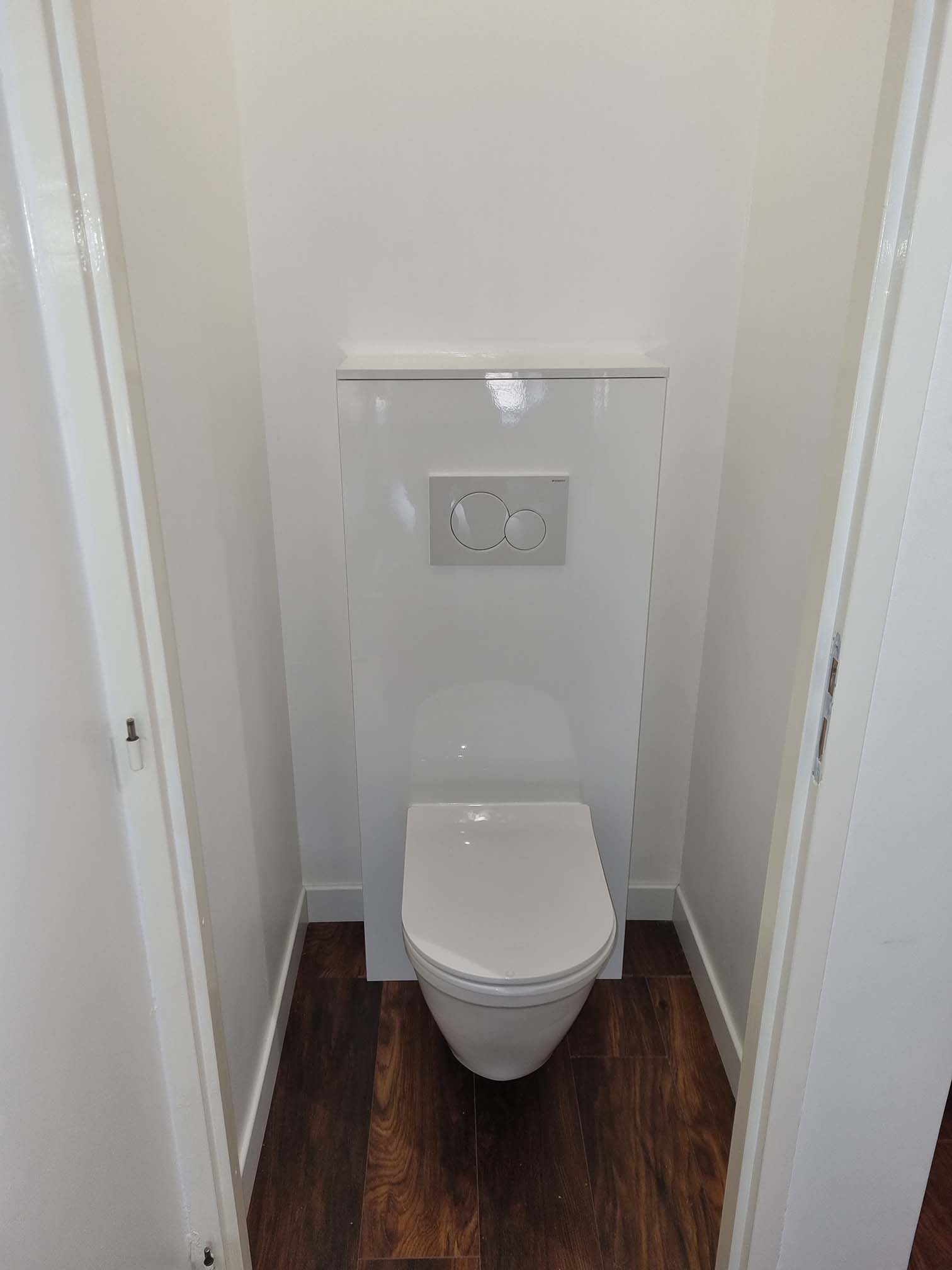 Toilettes posées au mur