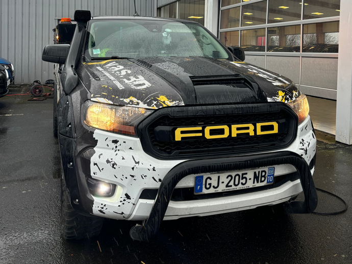 Camionnette Ford Ranger avec tuba, accents noirs et jaunes et pare-buffle.