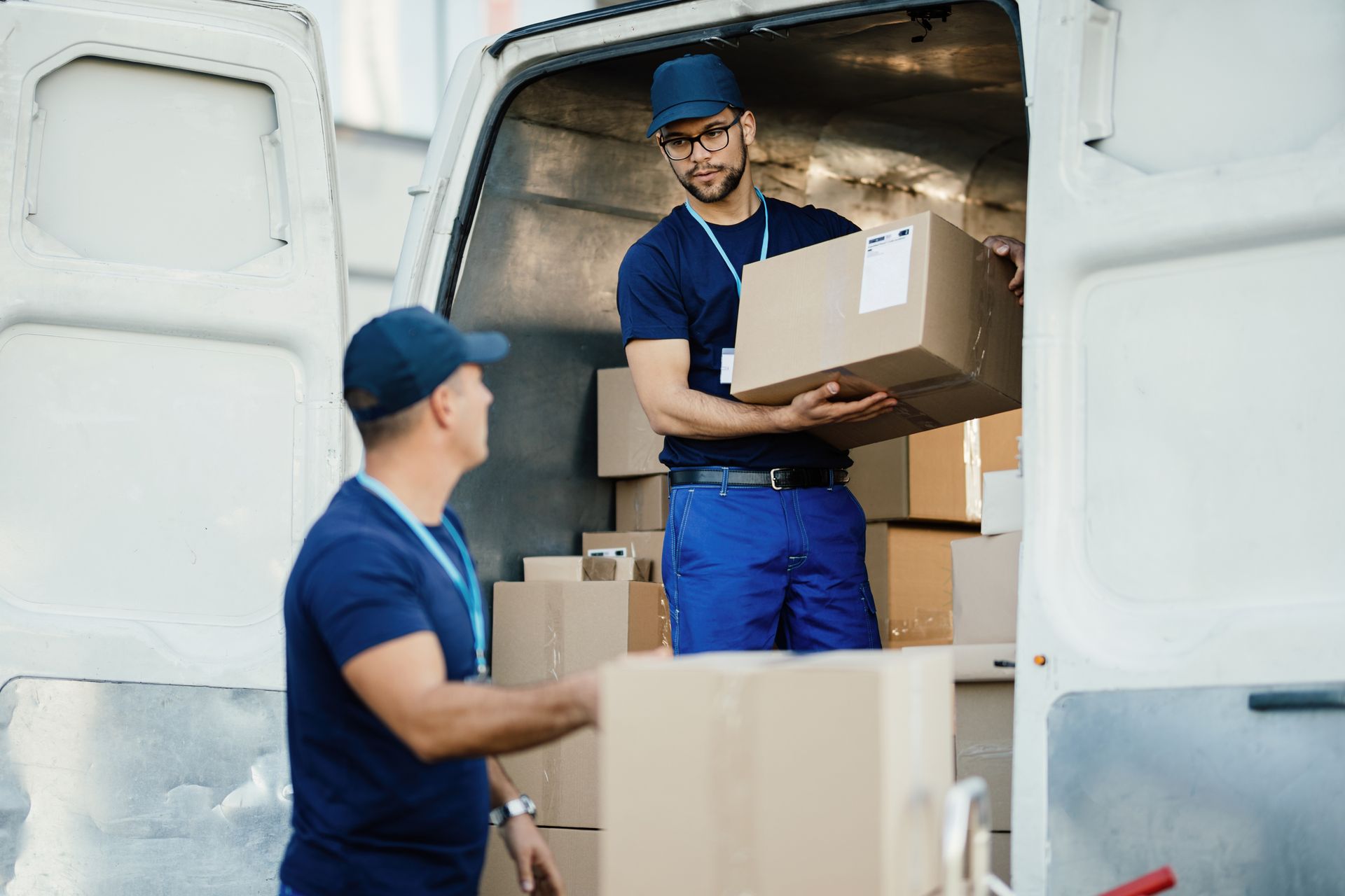 Déménageurs dans un camion