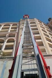 Monte-meubles déployé sur une fenêtre