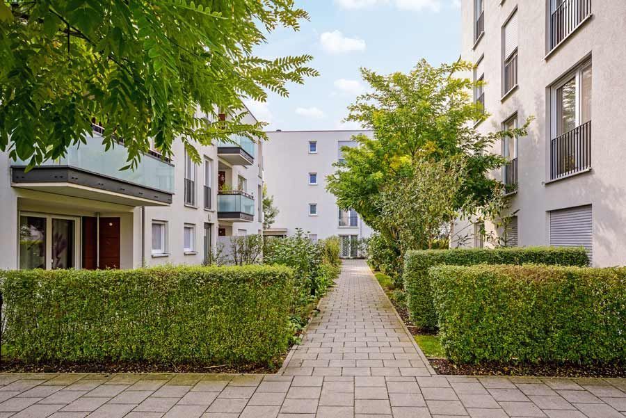 Una pasarela entre dos edificios de apartamentos en una zona residencial.