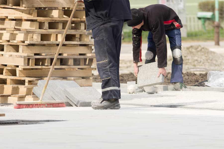 Un par de hombres están trabajando en un sitio de construcción.