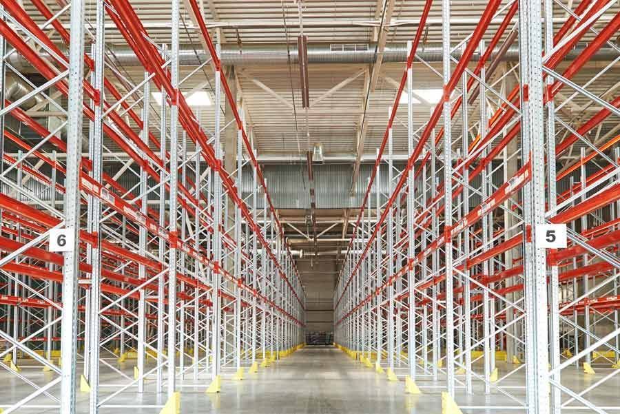 Un gran almacén lleno de muchos estantes rojos y blancos.