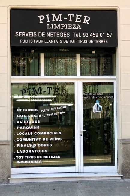 Un escaparate con un cartel que dice pim-ter limpieza